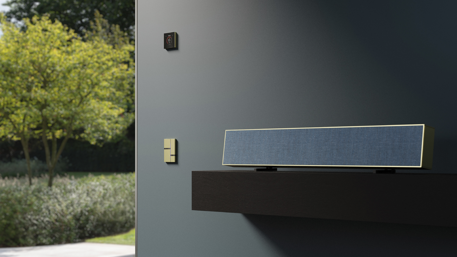 Basalte Fibonacci Taster und Aalto Lautsprecher im Wohnraum – elegante Smart-Home-Bedienung in goldener Optik.