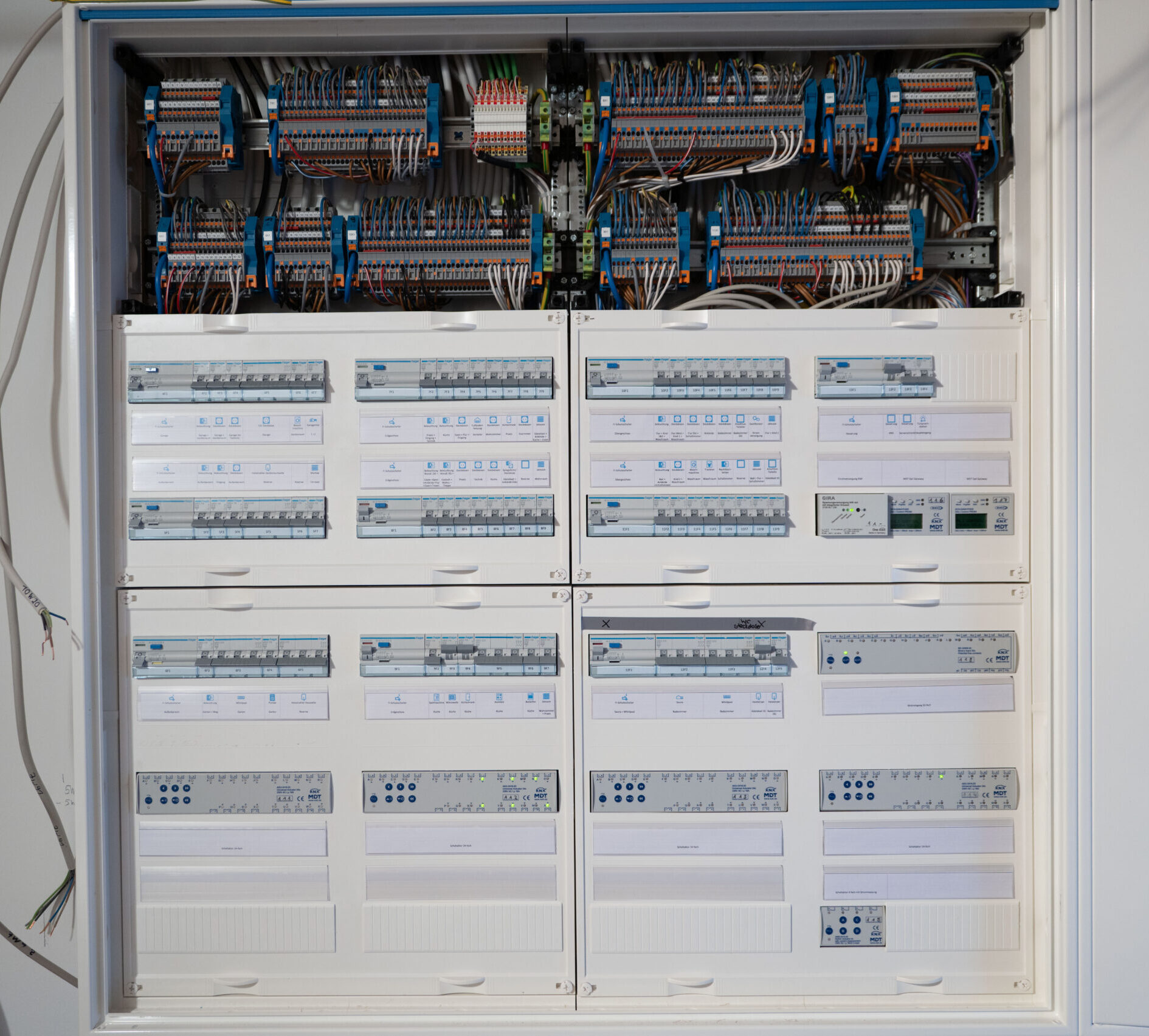 KNX Schaltschrank mit sauberer Verdrahtung, Reihenklemmen und Sicherungsautomaten – Smart-Home-Installation