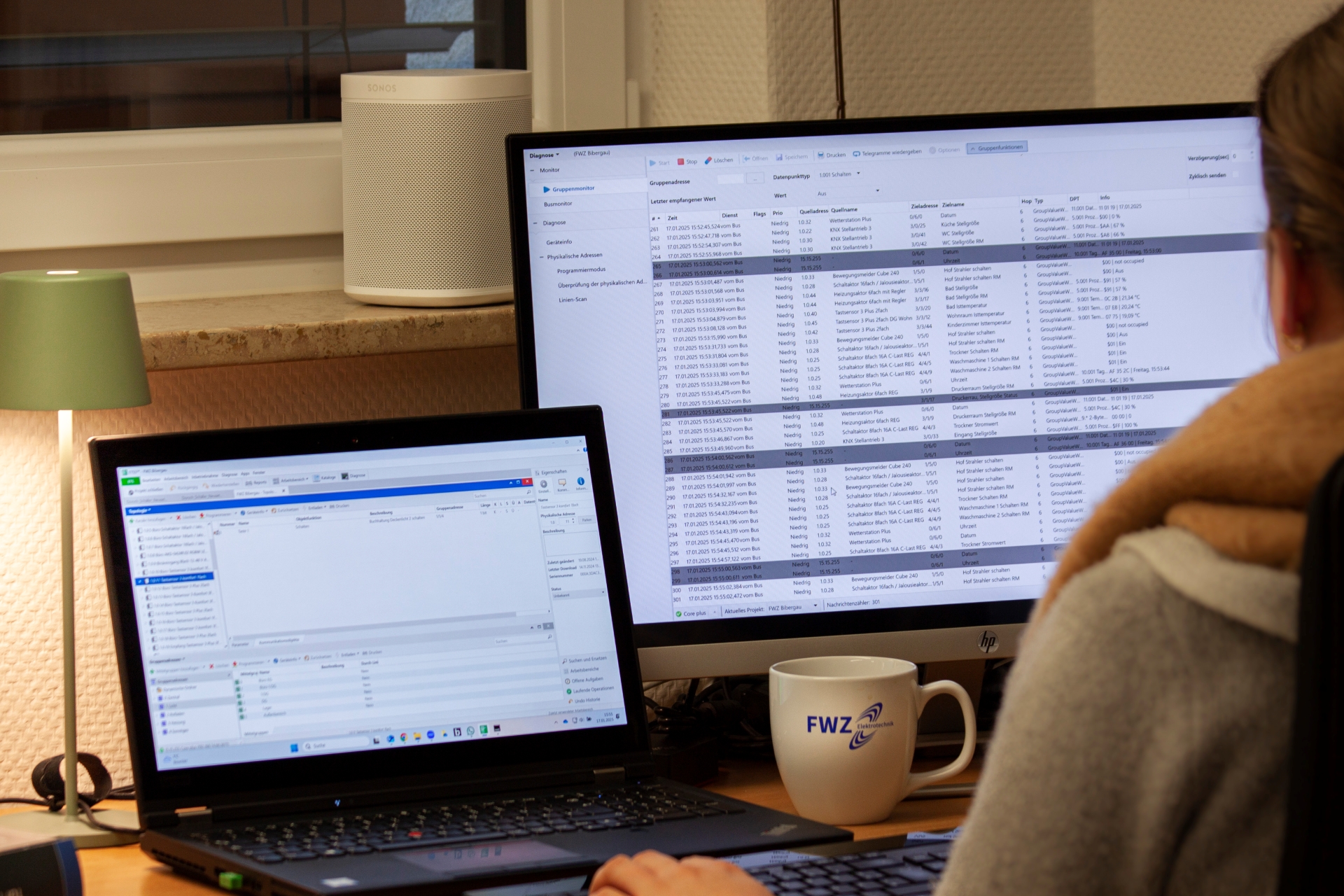 Mitarbeiterin programmiert eine KNX-Smart-Home-Anlage am PC im Büro von FWZ Elektrotechnik.