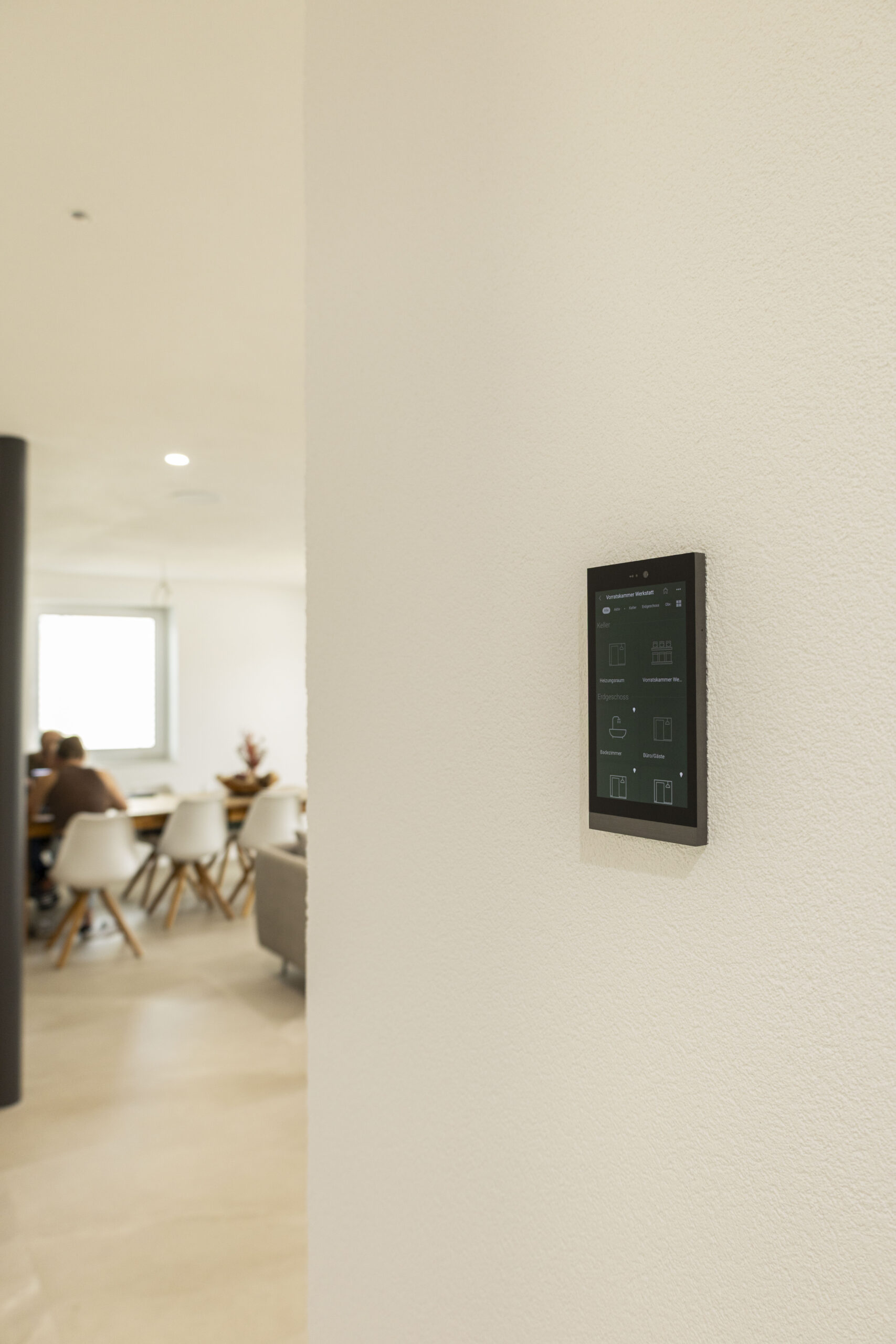 Basalte Ellie Touchpanel an einer hellen Wand zur Steuerung von Licht, Beschattung und Smart-Home-Funktionen.