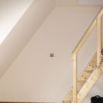 Basalte Sentido Taster am Eingang einer Spielhöhle unter der Dachschräge.