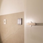 Basalte Sentido Taster in grauer Ausführung, hochwertig in eine geflieste Wand integriert.