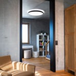 Moderne Beleuchtung und Smart-Home-Schalterinstallation im Wohn- und Kinderzimmer mit Sichtbetonwänden – FWZ Elektrotechnik Referenzprojekt.