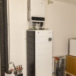 Noch nicht vollständig fertiggestellte Installation eines Fenecon Energiespeichersystems im Technikraum.