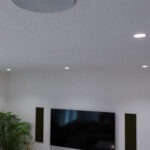 TV-Bereich mit integrierten Wand- und Deckenlautsprechern für dezente Audiolösung im Wohnraum.