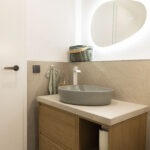 Basalte Sentido Taster im Badezimmer zur Steuerung von Tunable White Beleuchtung (variable Farbtemperatur) – FWZ Elektrotechnik Referenz.