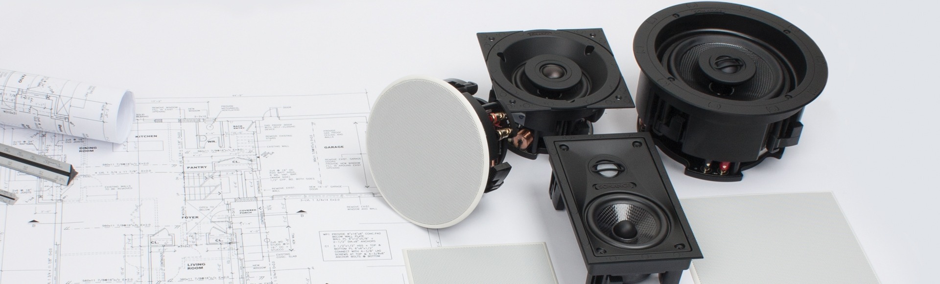 Einbaulautsprecher auf Bauplänen als Grundlage für geplante Multiroom-Audio- und Wohnraumkino-Lösungen.