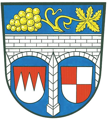 Wappen von Kitzingen mit Brücke, Weintraube und Wappenschilden als Symbol der Stadt.