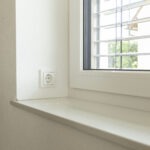 Praktisch platzierte Steckdose am Fenster für Weihnachtsbeleuchtung, Dekoration und zeitgesteuerte Verbraucher.