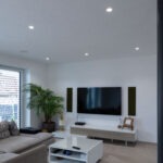 Wohnraum mit TV, integrierten Einbaulautsprechern, Deckenlautsprecher und moderner Lichtplanung.