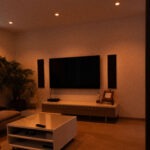 Wohnraumkino mit warmer Lichtszene, TV und integrierten Lautsprechern für entspannte Filmabende.