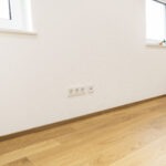 Zukunftssichere Elektroinstallation mit mehreren Steckdosen und Netzwerkanschlüssen im Wohnbereich.